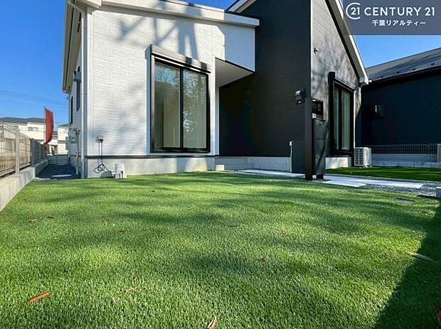 広々とした庭付き。ガーデニングやプール遊び、グランピングなどふたつめのリビングとしてご家族で楽しまれてはいかがでしょうか。