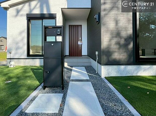 閑静な住宅街でのんびり暮らせます!周囲に高い建物がないので陽当たりよく快適な暮らしが送れる魅力的な環境です!