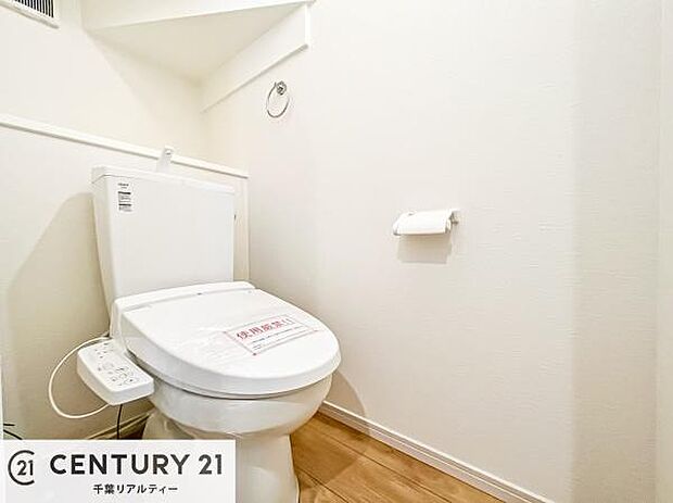 1・2階にトイレがございます!朝の忙しい時間帯も待たずにすみそうですね。白を基調とした清潔感のあるトイレでお手入れがしやすいです!(同仕様)