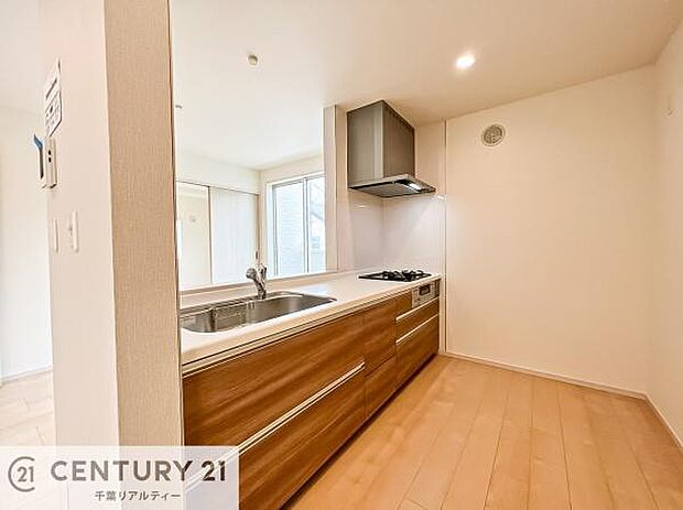 ゆとりある調理スペースで作業がしやすい快適なキッチンです！お子様と一緒にお菓子造りも楽しめる広々スペースです。楽しい調理時間になりそうですね！