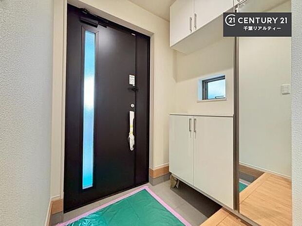 スッキリした玄関で戸を開けた瞬間、清潔感のある心地いい空間が出迎えてくれます。