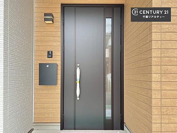 不在時の荷物の受け取りに嬉しい宅配ボックス付き！再配達の手間がなくなり、休日のスケジュールも自由に立てられますね！