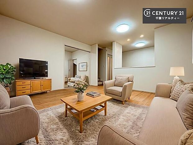 家具はCGパースです。開放感のある広々LDK！ソファーやダイニングテーブルを置いても窮屈にならないので快適に過ごせます！コミュニケーションが取りやすいリビングです！