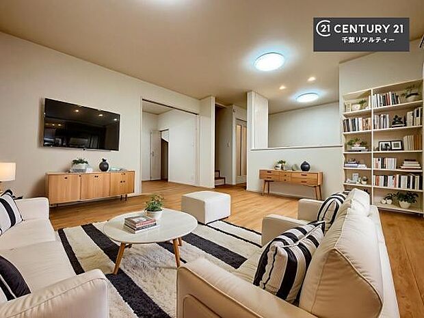 家具はCGパースです。心地良いリビングは家族が自然と集まります。家族団欒の時間が増えそうです。ご家族と、より一層充実した時間を過ごせそうですね。明るく開放的な空間です。