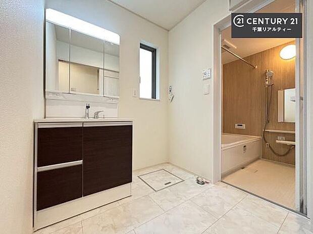 小窓付きの明るい洗面室です！湿気もすぐに入れ替えができて清潔に保つことができます！自然光が差し込むのでお化粧の仕上がりも良くなりますね！