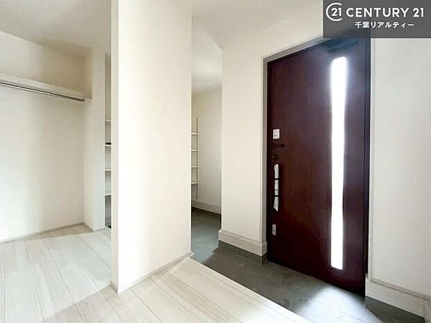 シューズインクローク付きです！シューズだけでなくベビーカーや折り畳み自転車、アウトドア用品もスッキリと片付けられます！