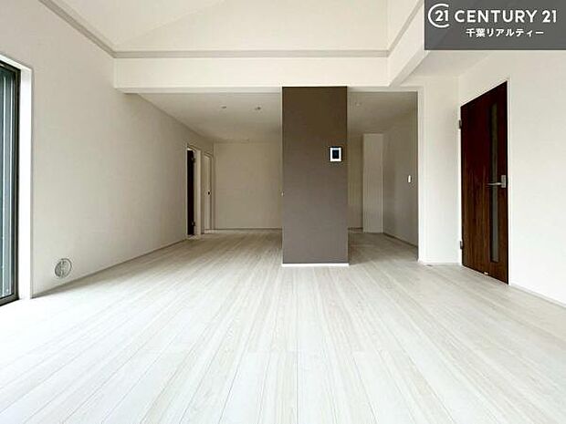 広々ダイニングスペース！ゆったりお食事。笑い声響く楽しい時間が過ごせます。日々の疲れも癒されます！