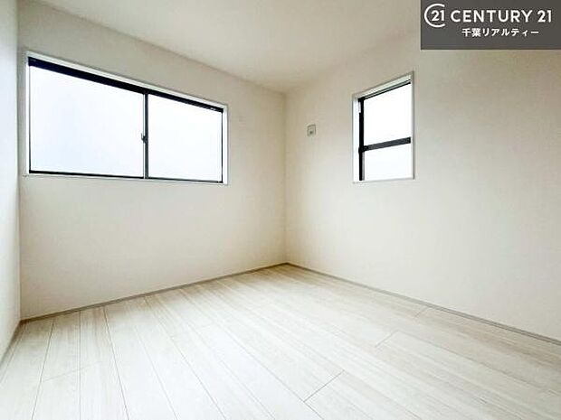 2面採光を確保した明るい室内は、風通しも良く、明るく大変居心地の良い空間となっております。リラックスして過ごせる心地の良いお部屋です！朝の目覚めがスッキリしますね！