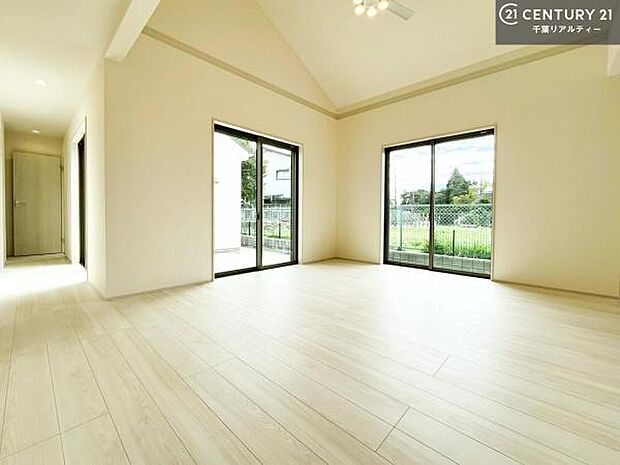 広々ダイニングスペース！ゆったりお食事。笑い声響く楽しい時間が過ごせます。日々の疲れも癒されます！