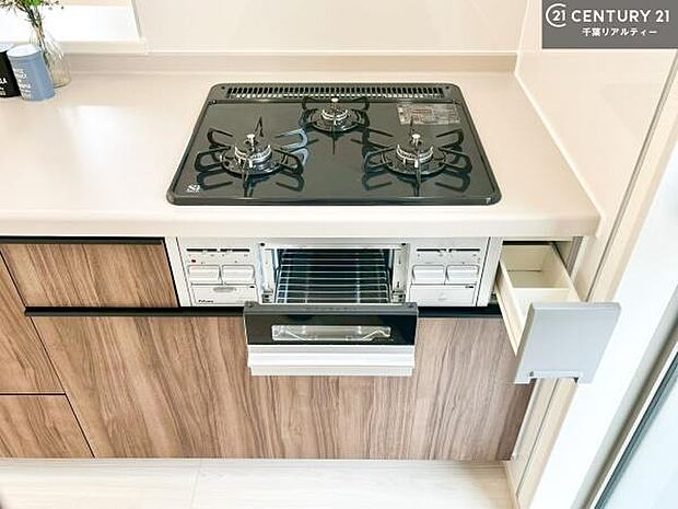 コンロは三口あるのでお料理の同時進行ができます。もちろんグリル付きです。調理スペースも広々している為作業がしやすい！使い勝手が良いシステムキッチンです！