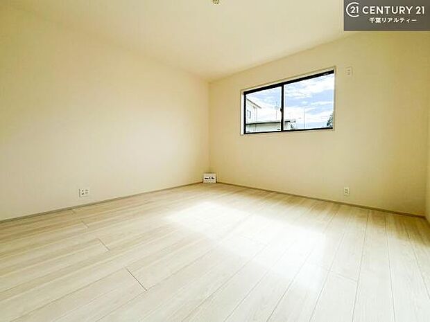 優しい光が差し込む洋室は、朝の目覚めも気持ちが良さそうですね。おうち時間もゆったりと過ごすことができます。