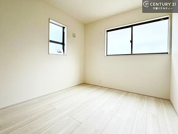 2面採光を確保した明るい室内は、風通しも良く、明るく大変居心地の良い空間となっております。リラックスして過ごせる心地の良いお部屋です！朝の目覚めがスッキリしますね！