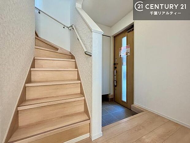 シューズボックス付きなので、玄関が片付きお掃除がしやすいです!スッキリした玄関で戸を開けた瞬間、清潔感のある心地いい空間が出迎えてくれます。