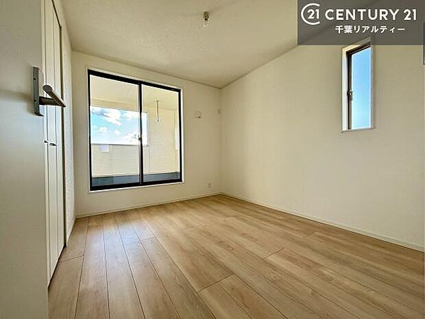 バルコニーに面している洋室です。明るく温もりがあり、換気もしっかりできます!朝起きて、外に出て背伸びをしつつ深呼吸をし良い朝を迎え入れることができます。