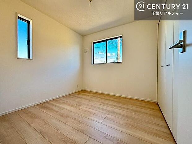 掃き出し窓がないお部屋は、お子様のお部屋としても安心です!収納スペースも充実しているので散らかったお部屋をサッと片付けられます!