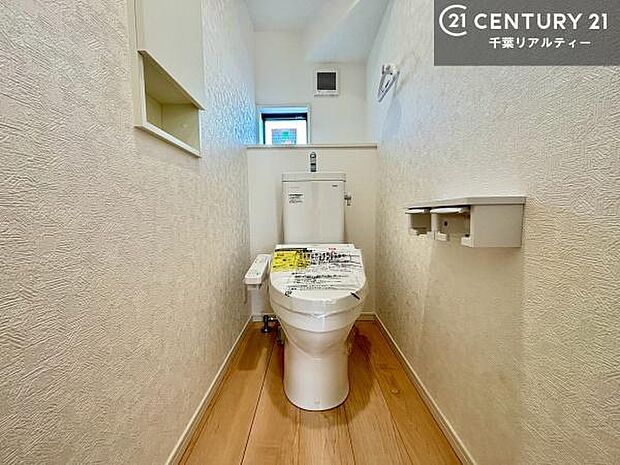 1・2階にトイレがございます!朝の忙しい時間帯も待たずにすみそうですね。白を基調とした清潔感のあるトイレでお手入れがしやすいです!