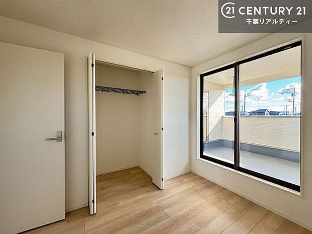 洋室は子供部屋や寝室、色々と用途多彩に利用できますね。収納力もたっぷりなので、広々気持ちよく過ごすことができます。