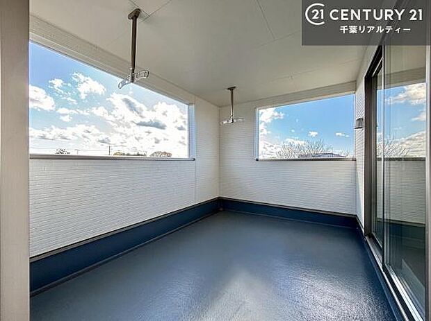 晴れた日には青い空を見渡せる開放的な時間を楽しめます。気持ちの良い風が通り抜ける街並みです!