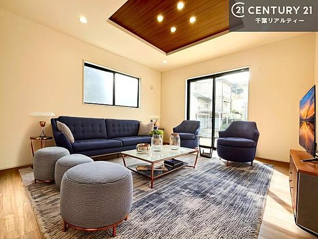 家具はCGパースです。優しい陽だまりがリビングを包んでくれて居心地の良い空間を演出してくれます!くつろぎの時間を過ごせます!