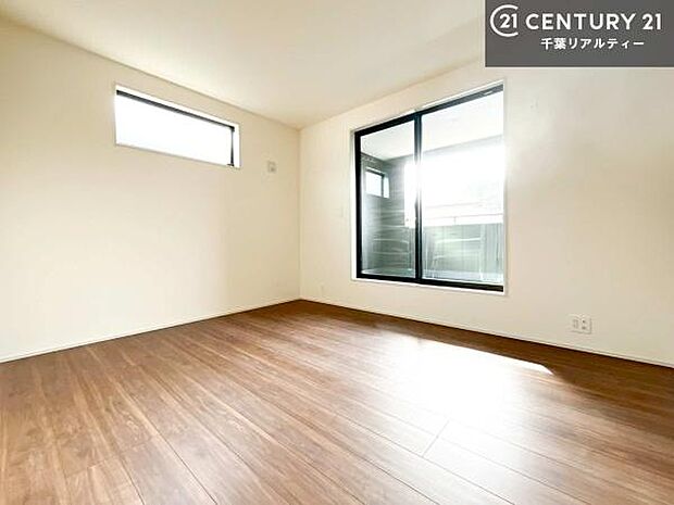 バルコニーに面している洋室です。明るく温もりがあり、換気もしっかりできます!朝起きて、外に出て背伸びをしつつ深呼吸をし良い朝を迎え入れることができます。