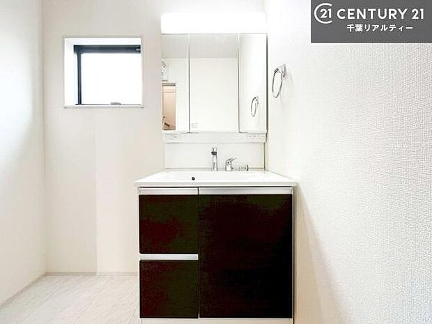 三面鏡仕様の洗面所は、身だしなみがしやすい造り!裏は収納になっています。ドライヤーやお化粧道具を片付けられるので洗面台周りをスッキリと見せることが出来ます!