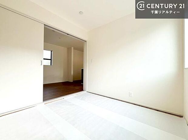 まだ畳は敷かれておりませんが、リビングと隣接している和室です!客間としてはもちろん、家事の休憩スペースとして使用するのもいいですね!