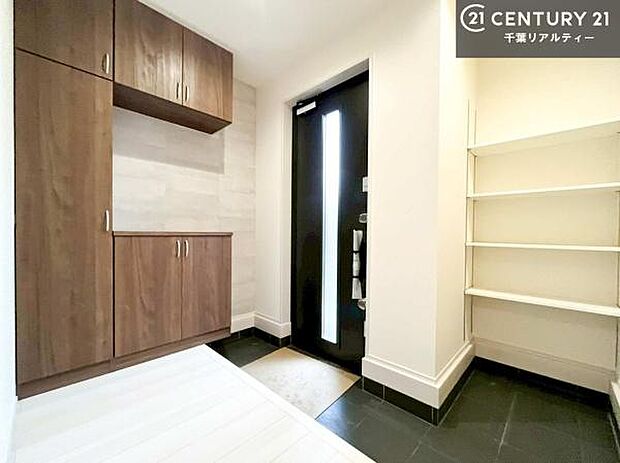 シューズボックス付きなので、玄関が片付きお掃除がしやすいです！スッキリした玄関で戸を開けた瞬間、清潔感のある心地いい空間が出迎えてくれます。