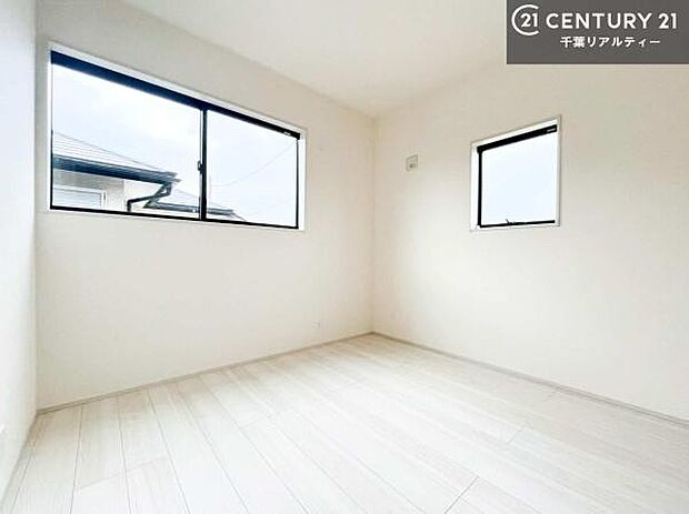 2面採光を確保した明るい室内は、風通しも良く、明るく大変居心地の良い空間となっております。リラックスして過ごせる心地の良いお部屋です！朝の目覚めがスッキリしますね！