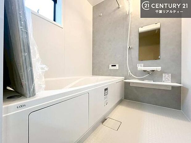 落ち着きある大人の雰囲気のバスルームは、シックなデザインでバスタイムが充実！お仕事頑張っているご褒美にお好みの匂いの入浴剤を入れて、楽しんでみてはいかがでしょうか？