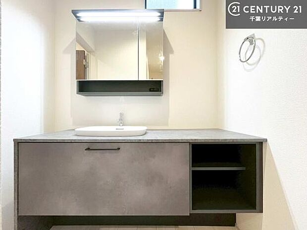 スタイリッシュでオシャレな洗面台！身なりを整える洗面所は、清潔感が大事です！水周りの清潔感のある雰囲気を演出！気持ちよくお使いいただけます。