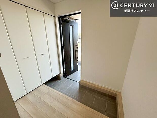 シューズボックス付きなので、玄関が片付きお掃除がしやすいです!スッキリした玄関で戸を開けた瞬間、清潔感のある心地いい空間が出迎えてくれます。