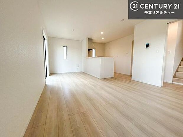 優しい陽だまりがリビングを包んでくれて居心地の良い空間を演出してくれます!自然と家族が集い会話が増える心地よい空間!