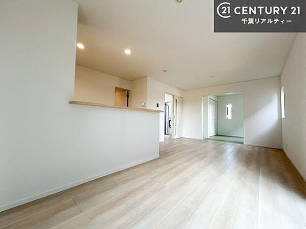 優しい陽だまりがリビングを包んでくれて居心地の良い空間を演出してくれます!自然と家族が集い会話が増える心地よい空間!