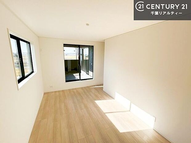 洋室は子供部屋や寝室、色々と用途多彩に利用できますね。収納力もたっぷりなので、広々気持ちよく過ごすことができます。