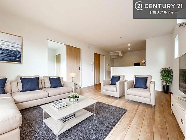 家具はCGパースです。心地良いリビングは家族が自然と集まります。家族団欒の時間が増えそうです。ご家族と、より一層充実した時間を過ごせそうですね。明るく開放的な空間です。