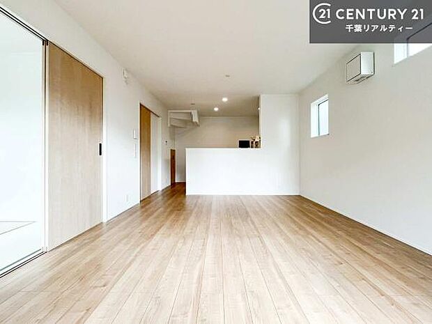 優しい陽だまりがリビングを包んでくれて居心地の良い空間を演出してくれます！くつろぎの時間を過ごせます！