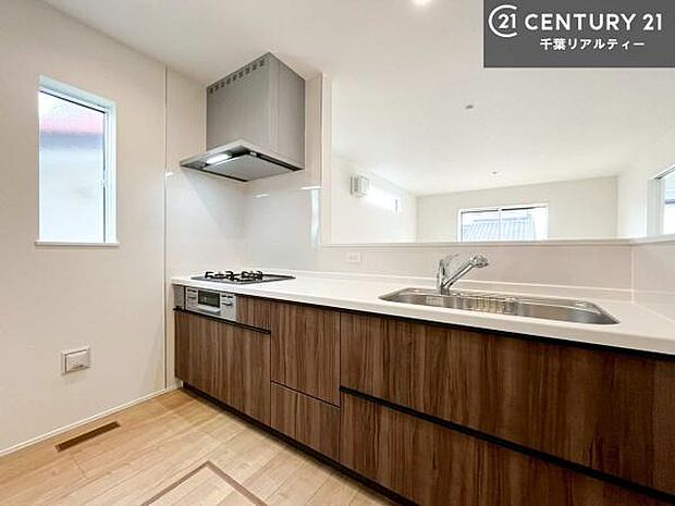 大人気の対面式システムキッチンを採用しています！ご家族のコミュニケーションが自然と増える設計です。お子様にも目が届くので嬉しいですね。広々使えて快適に作業が進みます。