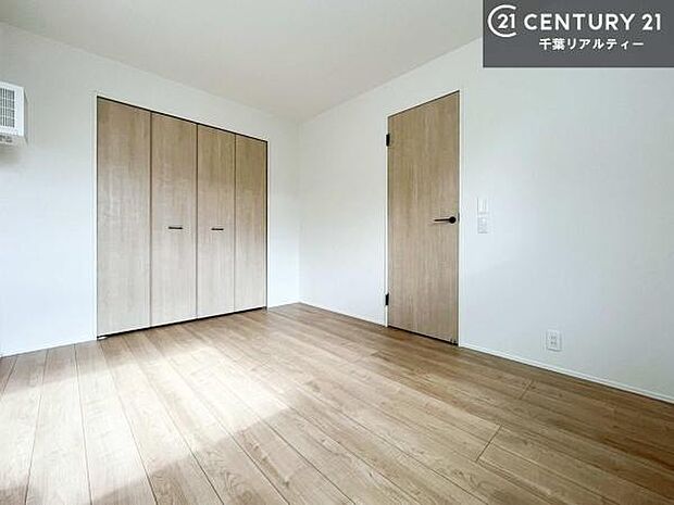 収納スペースが付いているので、急な来客時でも散らかったおもちゃをサッと片づけられて大変便利です！壁面も広々しているので、勉強机やベッドの置き場に困りません！