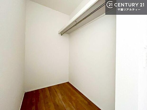 ウォークインクローゼット付きです。たくさんのお洋服などを収納しておけそうですね！他にも扇風機や加湿器など季節物の大きな家電も収納できます。