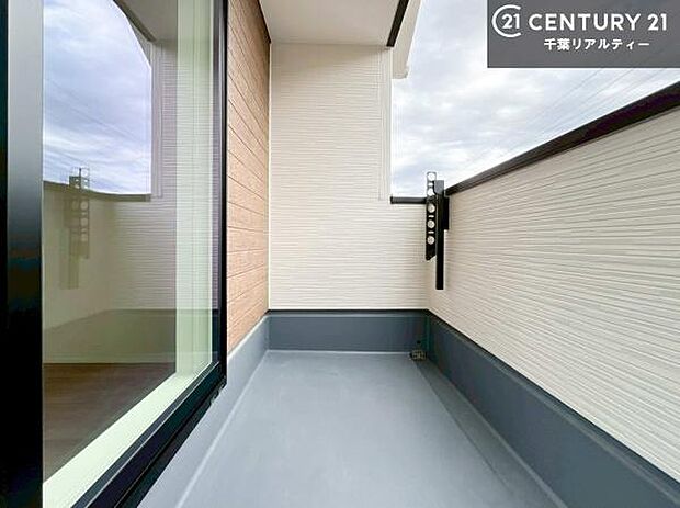 ルーフバルコニー！屋根が付いているので、急に雨が降っても濡れにくく安心！強い日差しもカットしてくれるので、お天気の良い日は、お外へ出て深呼吸するのもよさそうです！