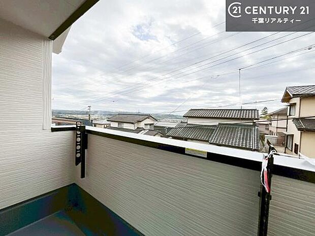 晴れた日には青い空を見渡せる開放的な時間を楽しめます。気持ちの良い風が通り抜ける街並みです！