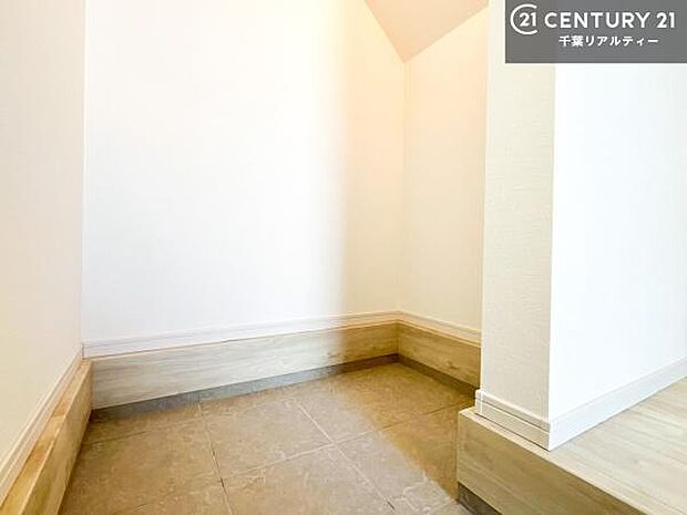 玄関土間収納付き！収納スペースなのでベビーカーやアウトドアの道具がスッキリしまえます！取り出しもラクラク！整理整頓がしやすい！