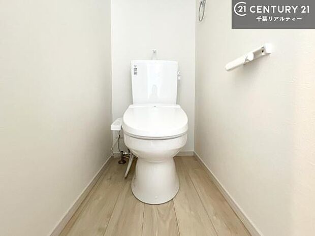 清潔感のある色味のお手洗いです！さわやかでスッキリする空間です！白を基調としているので、お手入れがしやすいトイレです！