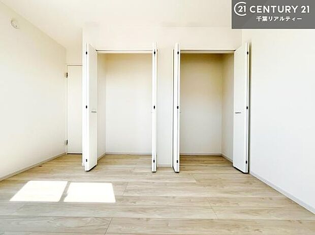 収納力に優れているからこそ、余計なモノを表に出さず、インテリアを美しくキープできます。シンプルで洗練された空間をお楽しみください。