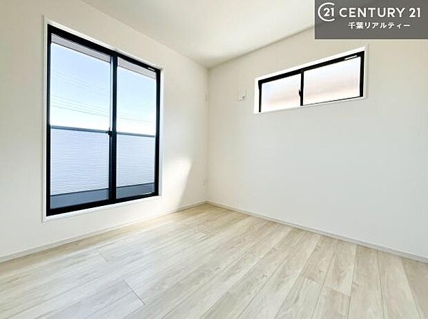 バルコニーに面している洋室です。明るく温もりがあり、換気もしっかりできます！朝起きて、外に出て背伸びをしつつ深呼吸をし良い朝を迎え入れることができます。