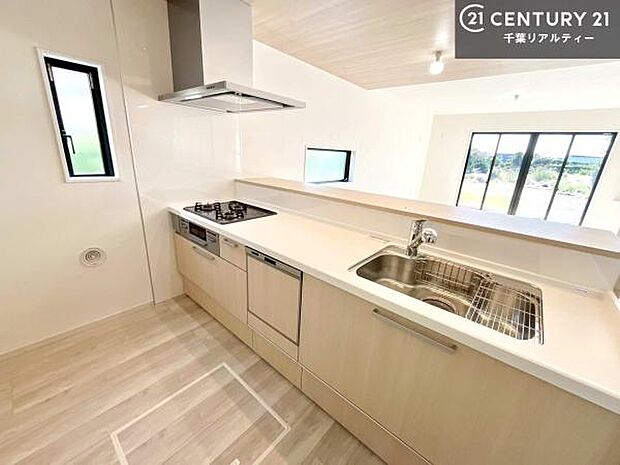 大人気の対面式システムキッチンを採用しています!ご家族のコミュニケーションが自然と増える設計です。お子様にも目が届くので嬉しいですね。広々使えて快適に作業が進みます。