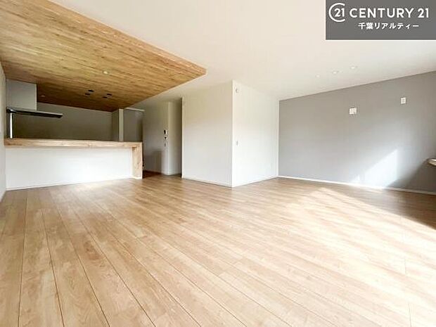 優しい陽だまりがダイニングキッチンを包んでくれて居心地の良い空間を演出してくれます!自然と家族が集い会話が増える心地よい空間!