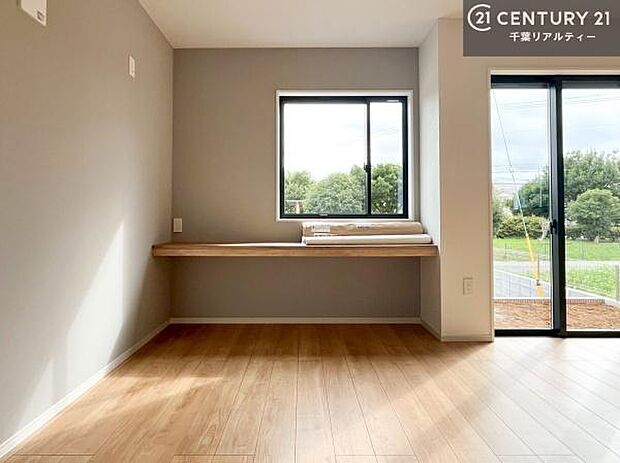 リビングにはスタディカウンター付き!リモートワークスペースやお子様の宿題をするスペースなどに使えますね。用途多彩なスペースです。