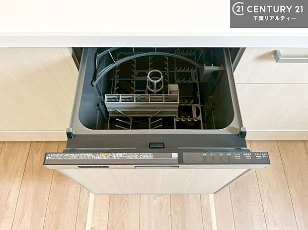 食洗機付き!忙しい時や冬場は手荒れ防止として大活躍します!ビルトイン仕様なので、場所も取らず調理スペースも広く使えて手際よく作業が出来ます!
