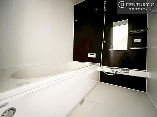 落ち着きある大人の雰囲気のバスルームは、味が出ていてバスタイムが充実!お仕事頑張っているご褒美にお好みの匂いの入浴剤を入れて、楽しんでみてはいかがでしょうか?